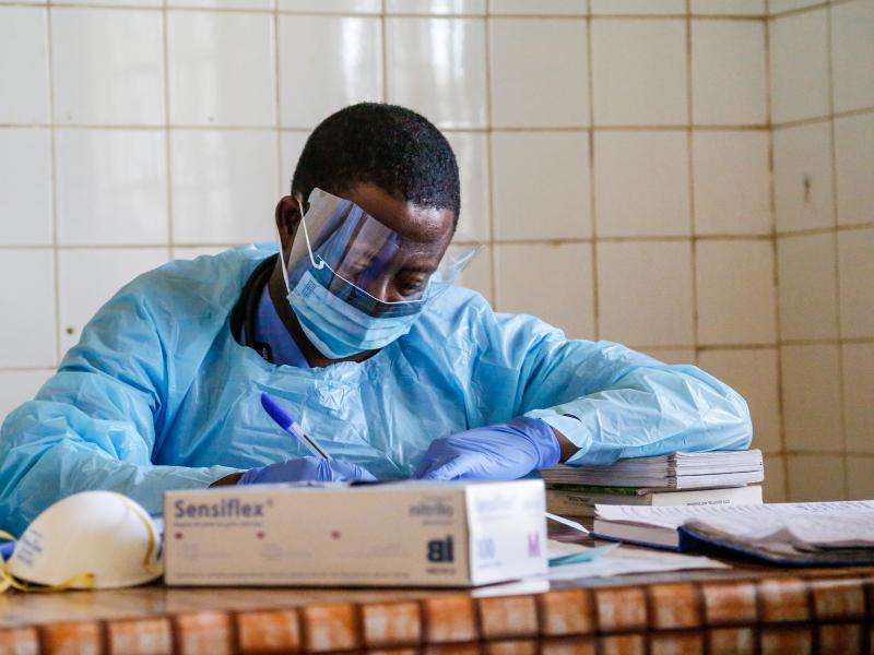 A Sierra Leonean medic at work in the doctors office. Photo credit: Simon Davis/DFID